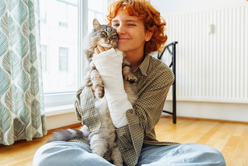 girl with arm in cast